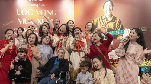 Đảng đã cho ta mùa Xuân