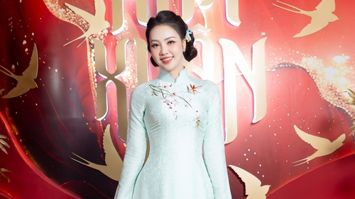 Dấu ấn BST áo dài "Thanh Xuân" của NTK Ngọc Lan trên sóng truyền hình quốc gia