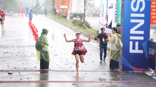 Hoàng Nguyên Thanh giành 100 triệu, Hồng Lệ phá sâu kỷ lục marathon cá nhân