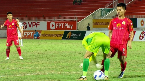 Xuất hiện bàn thua độc lạ nhất bóng đá Việt năm 2026, kẻ tội đồ ngơ ngác vì sai lầm khó tin