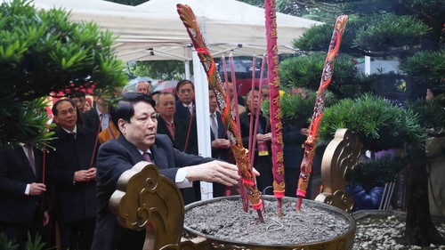 Chủ tịch nước Lương Cường dâng hương tại Tượng đài Vua Lý Thái Tổ và Đền Ngọc Sơn