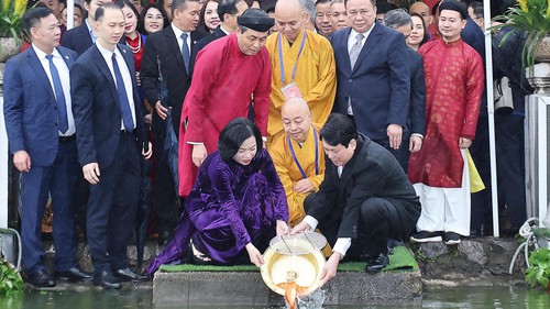 Chủ tịch nước Lương Cường thả cá chép tiễn ông Công, ông Táo 
