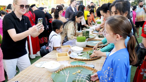 Du khách quốc tế gói bánh chưng, ăn Tết Việt