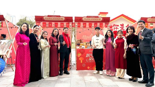 Xuân Bính Ngọ 2026: Hương vị Việt lan tỏa tại Hội chợ quốc tế mùa Xuân ở Trùng Khánh