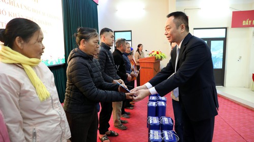 TTXVN trao tặng quà Tết cho các hộ gia đình khó khăn xã Tân Trào, Tuyên Quang