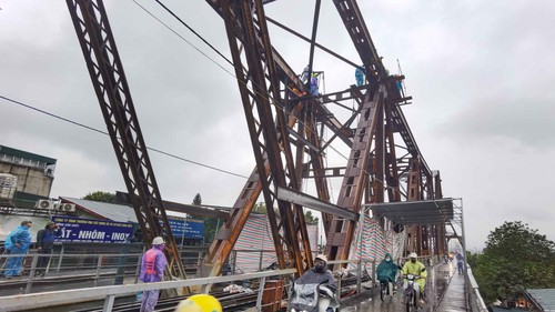 Vượt mưa rét, khẩn trương khắc phục sự cố trên cầu Long Biên