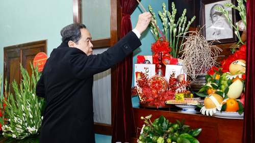 Chủ tịch Quốc hội Trần Thanh Mẫn dâng hương tưởng nhớ Chủ tịch Hồ Chí Minh tại Nhà 67