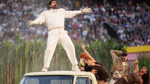 Siêu sao giành Grammy 'thắp lửa' Super Bowl LX với màn trình diễn bùng nổ