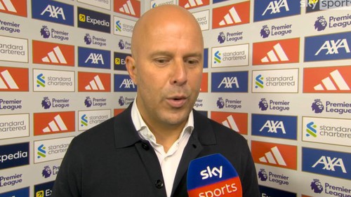 HLV Arne Slot tức giận, cho rằng trọng tài là 'kẻ tiêu chuẩn kép' khi Liverpool thua Man City