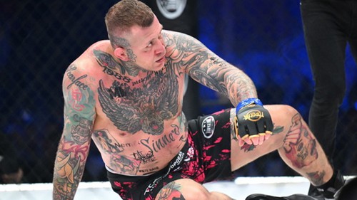 Màn "cắn tai" đối thủ đầy tai tiếng của Mike Tyson được tái hiện trong một trận đấu võ quốc tế