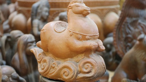 Độc đáo linh vật ngựa làng gốm Chăm Bàu Trúc phục vụ Tết