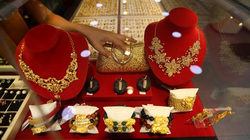 Giá vàng lại vượt mốc 5.000 USD/ounce, giá bạc tăng hơn 4%