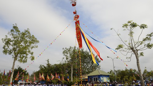 Lễ Thượng nêu, thả cá Tết Nguyên đán theo phong tục cung đình tại Thành nhà Hồ