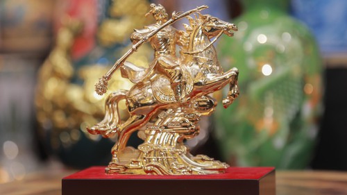 Linh vật ngựa dát vàng Kiêu Kỵ 'hút hàng' dịp Tết Bính Ngọ 2026
