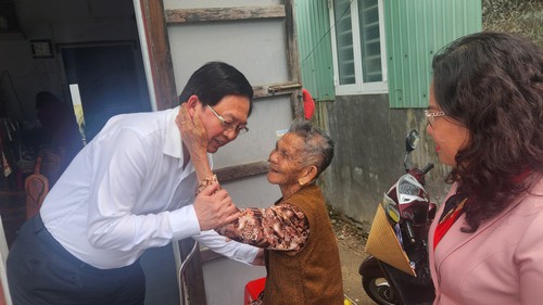 Phó Thủ tướng Hồ Quốc Dũng thăm, động viên nhân dân vùng lũ tỉnh Gia Lai