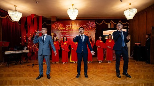 Rộn ràng Tết Việt nơi "xứ sở hoa hồng"