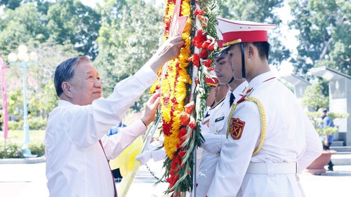 Tổng Bí thư Tô Lâm dâng hương tại Nghĩa trang Liệt sĩ Trà Võ