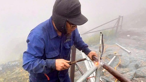 Quảng Ninh: Kịp thời gia cố lan can các khu vực nguy hiểm trên chùa Đồng - Yên Tử