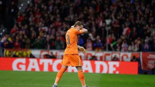 Thủ môn bị thay ra chỉ sau 17 phút ở vòng 1/8 Champions League vì mắc lỗi liên tiếp 