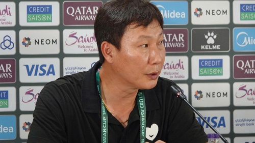HLV Kim Sang Sik ra quyết định lần đầu tiên xuất hiện trong lịch sử đối với ĐT Việt Nam