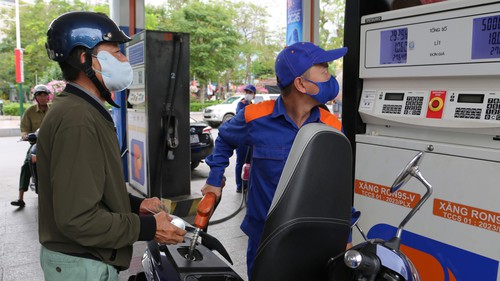 Giá dầu lao dốc gần 12%, dòng tiền đầu cơ đẩy giá bạc bứt phá