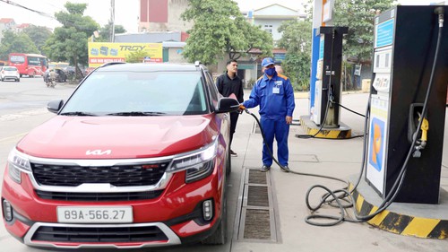 Giá xăng dầu giảm sâu, xăng RON95 xuống còn hơn 25.000 đồng/lít