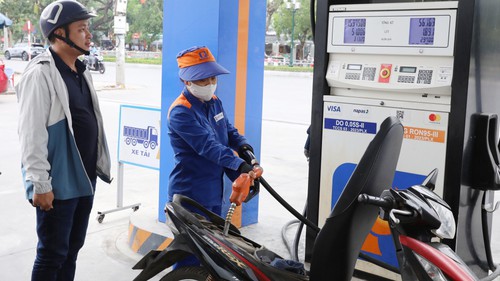 Lý do giá xăng dầu trong nước chưa giảm dù giá dầu thế giới hạ nhiệt