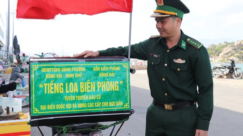 Lan tỏa thông tin bầu cử đến ngư dân vươn khơi bám biển