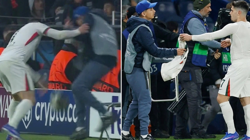 Sao Chelsea gây sốc khi xô ngã cậu bé nhặt bóng trong trận thua PSG