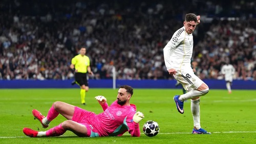 Thủ môn của các đội bóng Anh liên tục 'tấu hài' ở Champions League