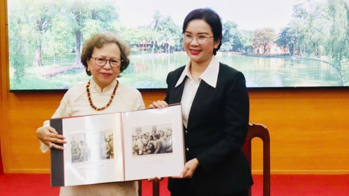 Tiếp nhận nhiều bức ảnh tư liệu quý về Chủ tịch Hồ Chí Minh