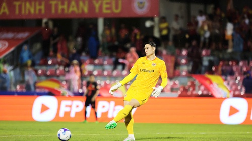 Văn Lâm đối đầu Nguyễn Filip, V-League kịch tính