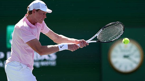 Thắng chóng vánh sao trẻ gốc Việt, Sinner ‘tốc hành’ vào bán kết Indian Wells 2026