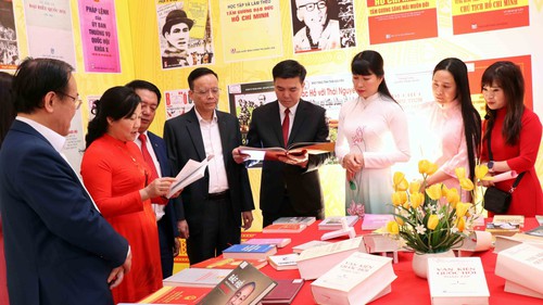 Khai trương không gian trưng bày sách, báo tuyên truyền về bầu cử