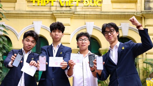 Cử tri tuổi 18 Trường THPT Việt Đức, Hà Nội háo hức mong chờ "ngày mai đi bầu cử"