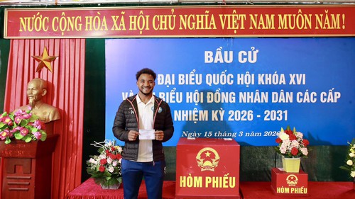 Cầu thủ Xuân Son cảm thấy hạnh phúc và tự hào khi đi bầu cử