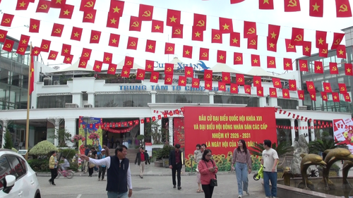 Nghệ sĩ hòa cùng cử tri trong ngày hội lớn của đất nước