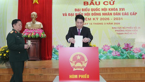 Chủ tịch nước Lương Cường bỏ phiếu tại khu vực bỏ phiếu số 26, phường Hoàn Kiếm, Hà Nội