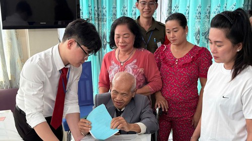 TP. Hồ Chí Minh: Thùng phiếu lưu động đến với những cử tri đặc biệt