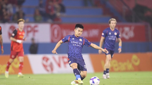 Thành Long ghi điểm với HLV Kim Sang Sik trước ngày công bố danh sách đội tuyển Việt Nam