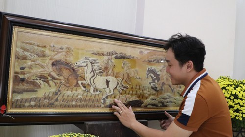 Những bức tranh làm từ hạt gạo của thanh niên ở Cần Thơ