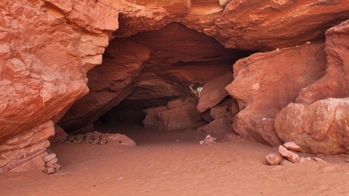 Khám phá các hang động kỳ thú trên sa mạc Sahara