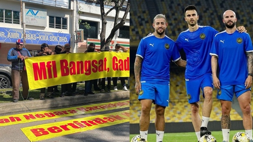 CĐV Malaysia biểu tình trước trụ sở FAM về vụ gian lận nhập tịch, luật sư yêu cầu tước quốc tịch 4 cầu thủ