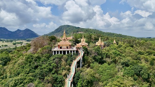 Vẻ đẹp thanh bình của chùa Tà Pạ giữa vùng Bảy Núi, An Giang