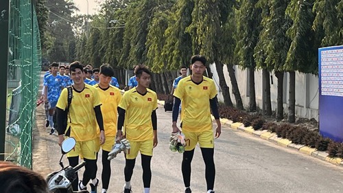 CẬN CẢNH thủ môn U19 Việt Nam cao 1m96 trở về từ Nhật Bản 