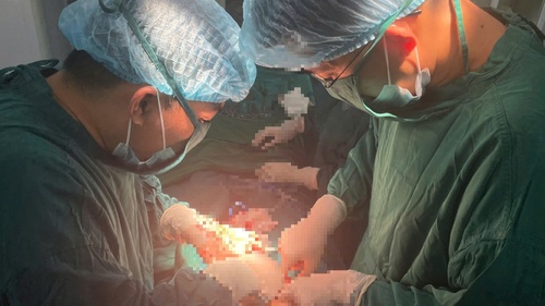 Cấp cứu thành công thai phụ mang khối u nang có biến chứng xoắn hoại tử