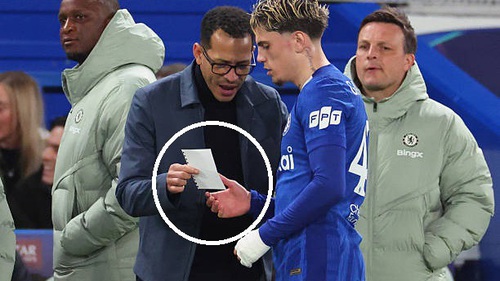 HLV Chelsea nhận ‘mưa gạch đá’ vì hành động ‘lạ’ ở phút 84 khi đang thua PSG 2-8 ở Champions League