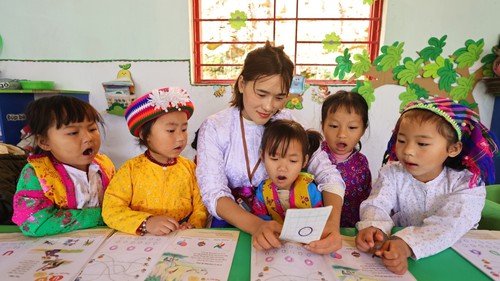 Văn hoá soi đường: Đảng viên người dân tộc trong sự nghiệp trồng người nơi vùng cao biên giới Tuyên Quang