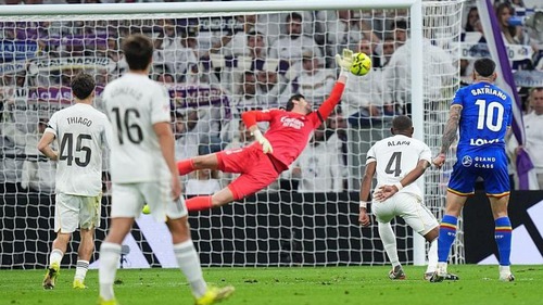 Real Madrid thua sốc ngay tại Bernabeu, bị Barca bỏ xa 4 điểm ở La Liga