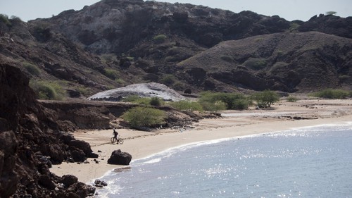 Iran tấn công tàu chở dầu liên quan đến Mỹ tại eo biển Hormuz